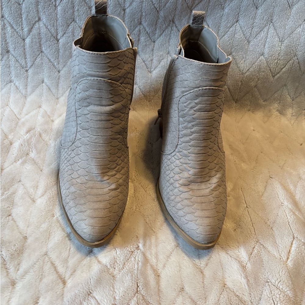 Women’s Taupe Textured Ankle Boots